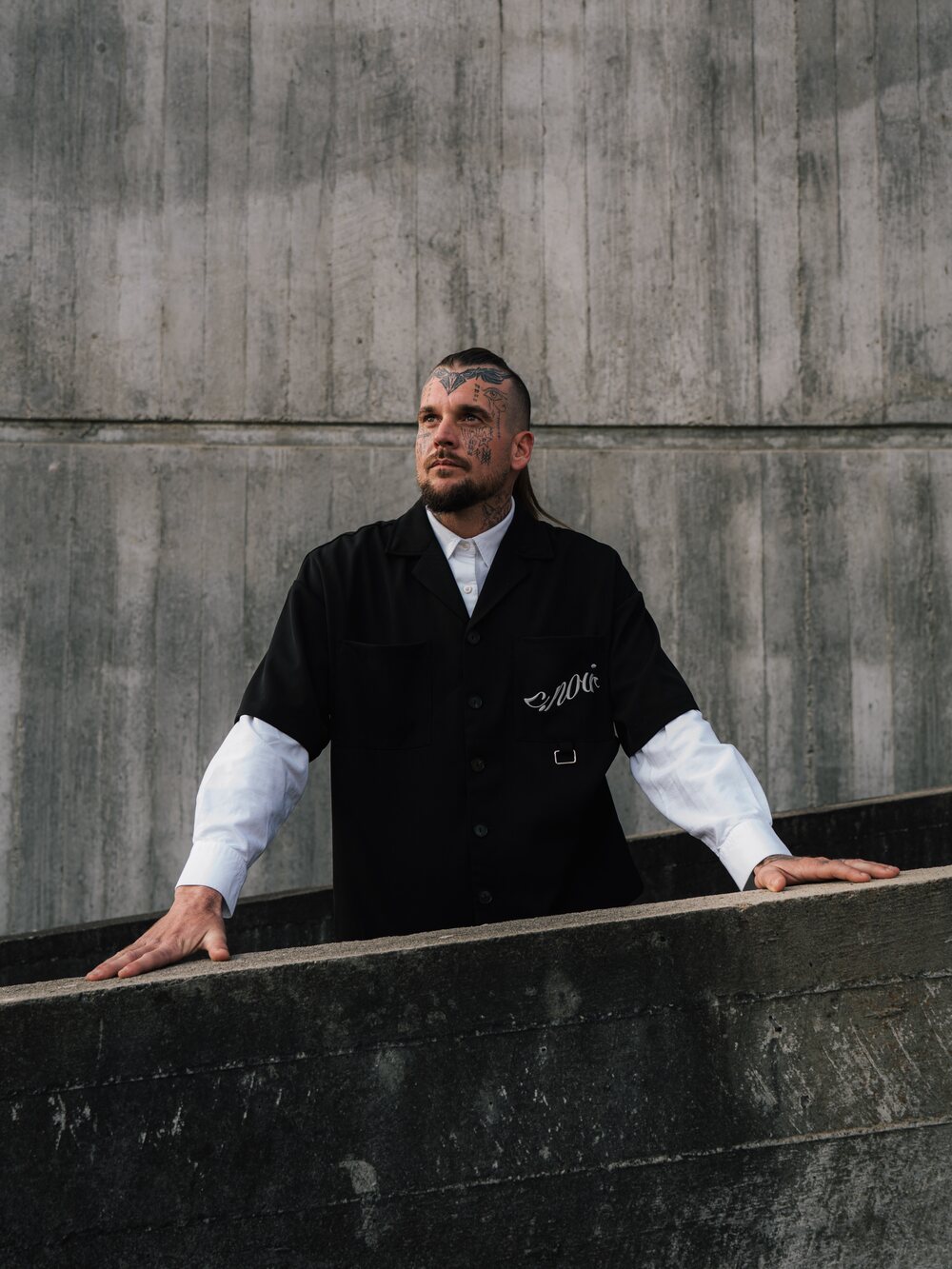 Cabinet Noir Uniform 01 — on location